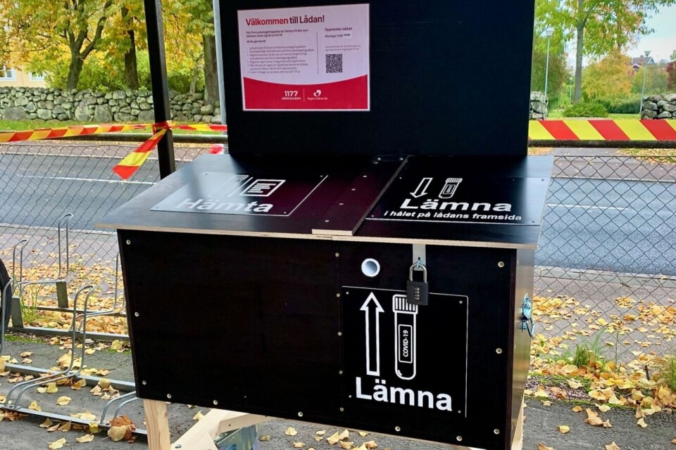 Så här ser lådorna där man kan hämta och lämna ett covidtest ut i Kalmar.