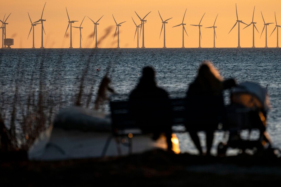 Solnedgång bakom Sveriges största havsbaserade vindkraftpark – Lillgrund – söder om Öresundsbron. De 48 vindkraftverken invigdes 2007, tornen mäter 68,5 meter och hela parken har en topp effekt på 110 MW.