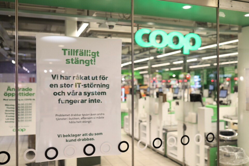 STOCKHOLM 20210703En stängd Coop butik i Stockholm på lördagen.Coop har stängt nästan landets alla 800 butiker efter en it-attack. I nuläget är prognosen att det består hela lördagen, enligt livsmedelskedjan.Foto: Ali Lorestani/ TT / kod 11950