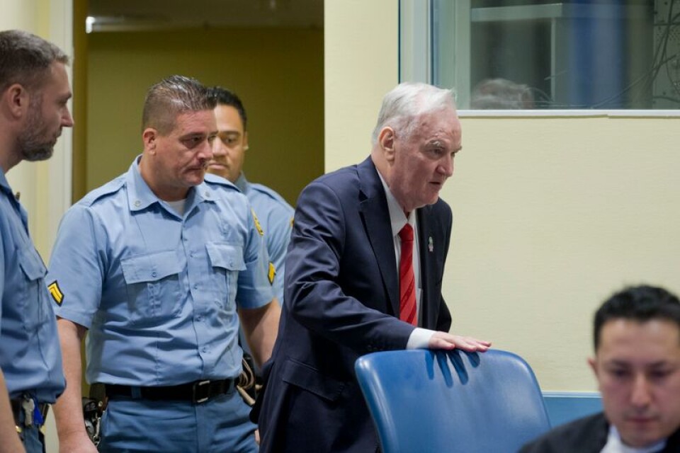 Ratko Mladic anländer till FN:s krigsförbrytartribunal för det forna Jugoslavien.