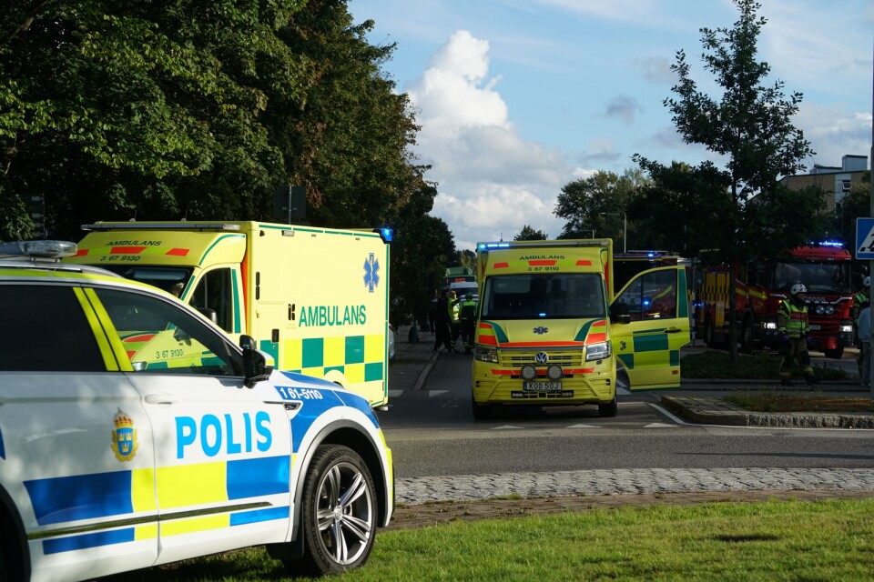 Flera barn ska ha blivit påkörda i Dalborondellen i Växjö efter att ha färdats på en elsparkcykel och krockat med en personbil.