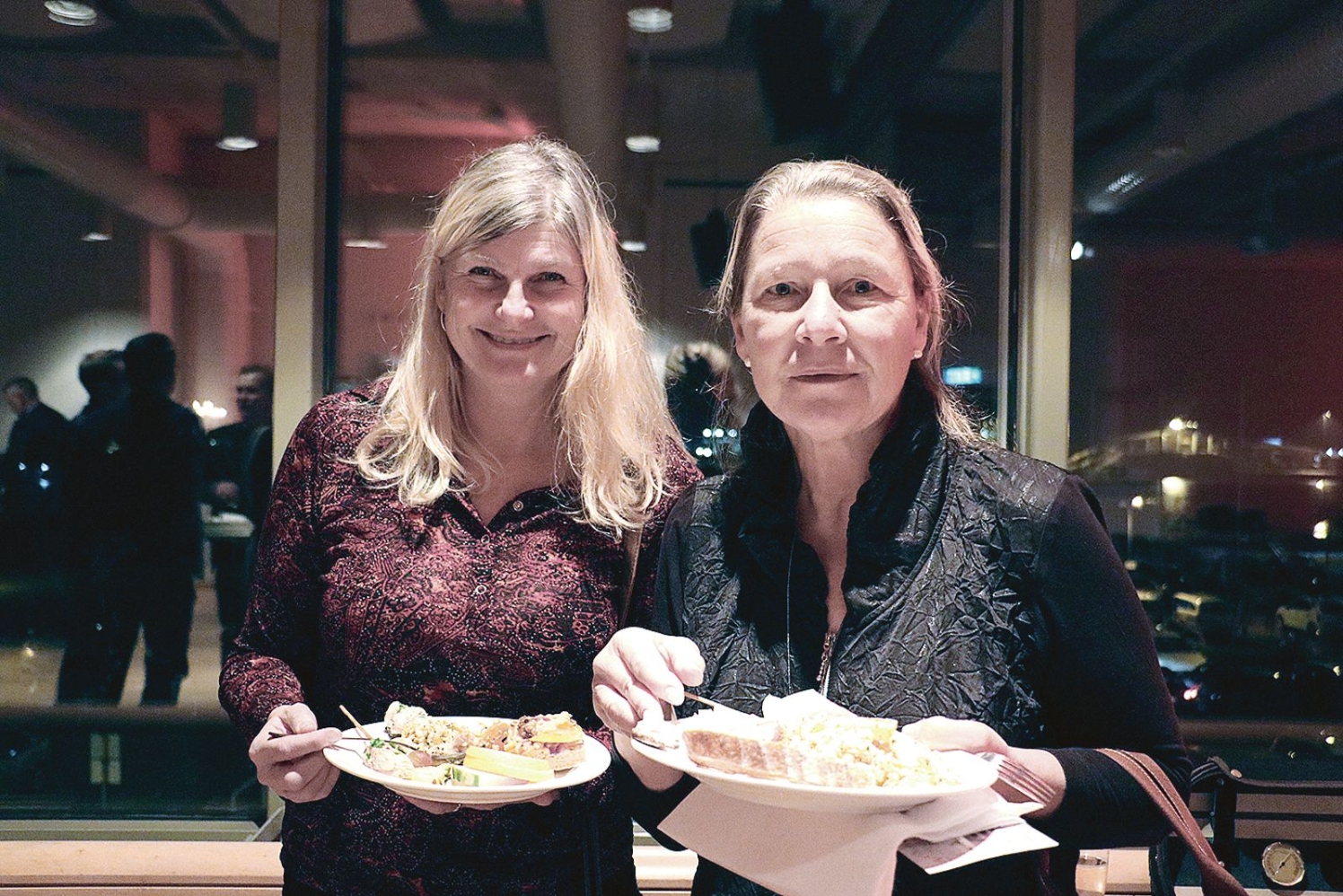 Cecilia Kilbride och Rose-Marie Winqvist såg fram mot en spännande och trevlig kväll.