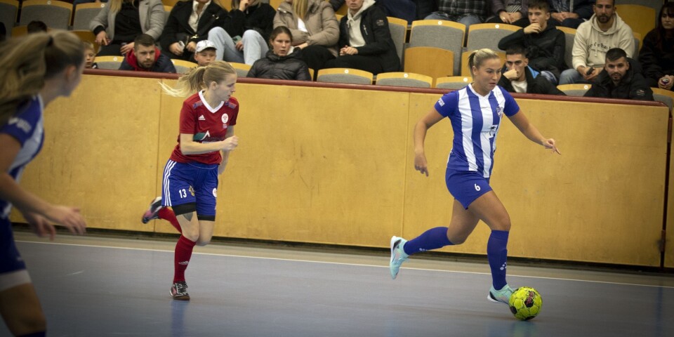 IFK Trelleborgs Johanna Olsson driver bollen i finalen mot Vellinge IF. IFK förlorade den och blev tvåa.