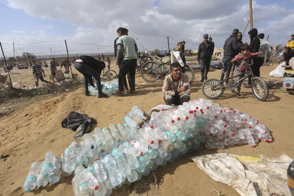 FN-föreningen i Kristianstad har varken glömt bort Ukraina eller kriget mellan Hamas och Israel, skriver föreningen som svar på en tidigare kritisk insändare. På bilden från gas sitter en man och säljer flaskor med vatten.