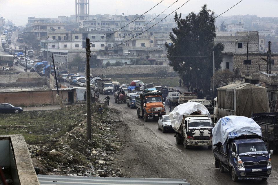 Syrier flyr striderna i Idlibprovinsen på torsdagen.