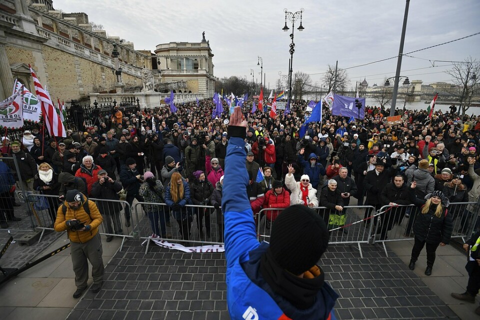 Tusentals människor protesterade mot den ungerska regeringens lagändringar gällande arbetsrättsliga villkor. Här i Budapest, den 19 januari 2019. Arkivbild.