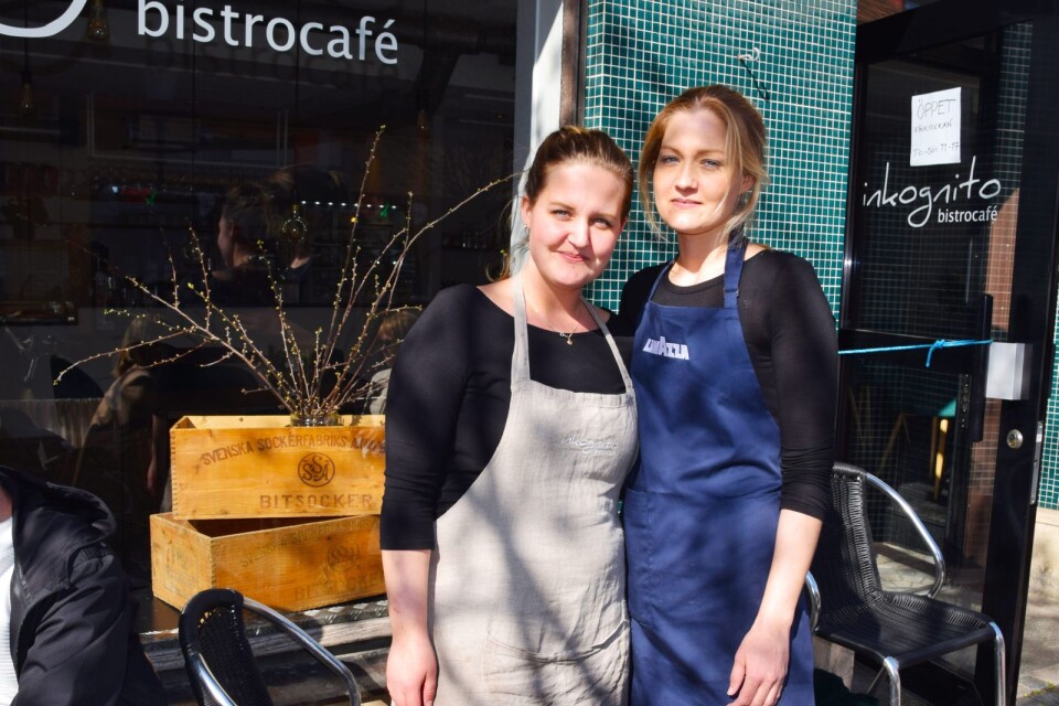 Sofie Johansson och Therese Johansson som tillsammans med systern Linda Ahlqvist (ej på bild) har öppnat caféet.