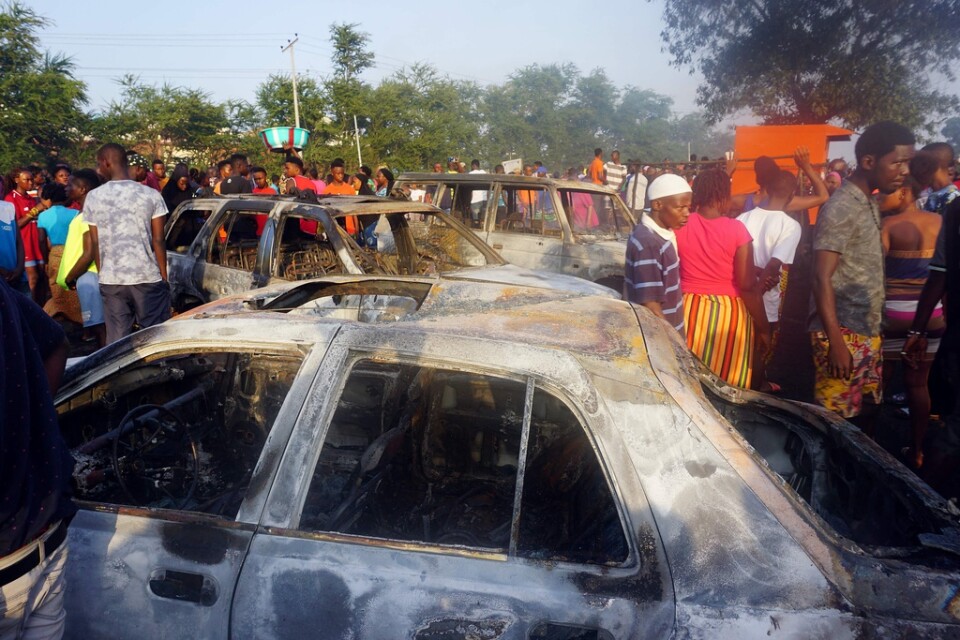 På lördagen syns utbrunna bilvrak på olycksplatsen i Freetown, Sierra Leone.