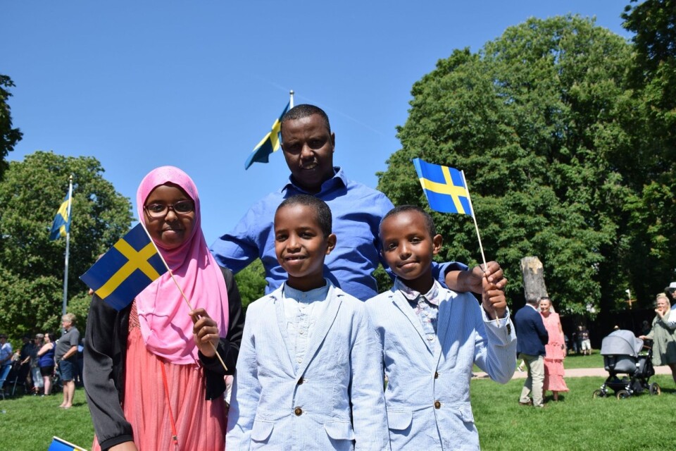 ”Tack Sverige”, säger pappa Burhan Aden med barnen Sumaya, Mahmud och Waays.