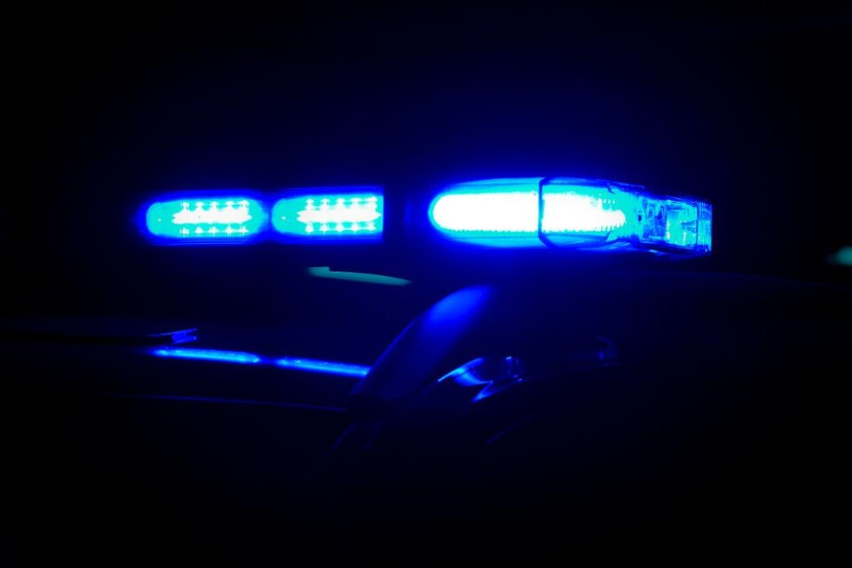 En tolvårig Malmöpojke fick tas om hand och föras till sina föräldrar efter att han i natt i hög hastighet kört upp en bil på en rondell, varefter den fattade eld. - Det var en polispatrull som observerade bilen vid Munkhättegatan i Malmö. Han körde for
