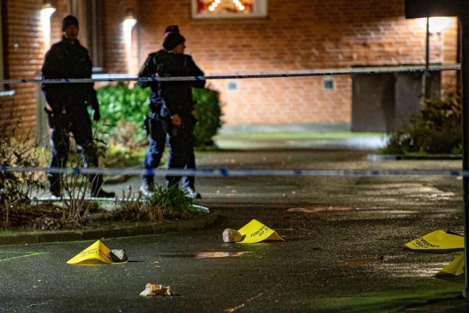 Vid 16-tiden i söndags blev en man i 30-årsåldern huggen med ett vasst föremål utomhus på Göingegatan