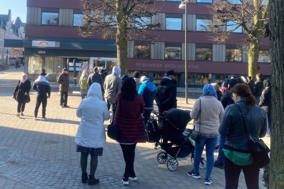 Kön utanför Migrationsverkets lokaler i Växjö.