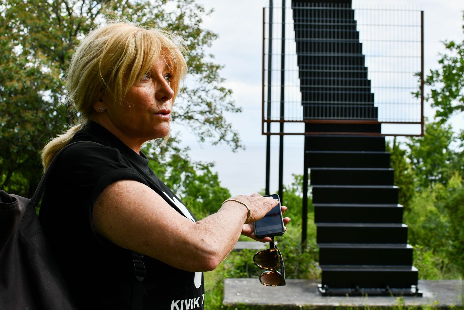 Susan Bolgar, projektkoordinator på Kivik Art Centre, framför nymålade Himlatrappa.