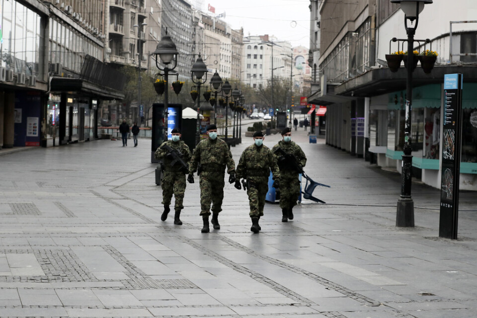 Serbiska soldater patrullerar den stora gågatan i Belgrad efter att Serbien infört utegångsförbud på grund av coronaviruset.