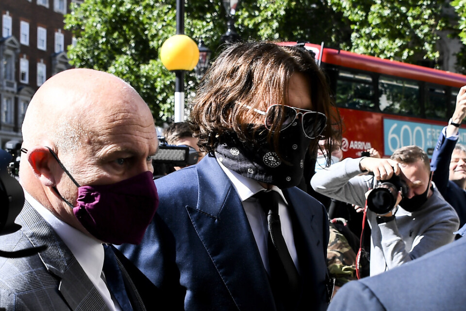 Johnny Depp anländer till domstolen i London.