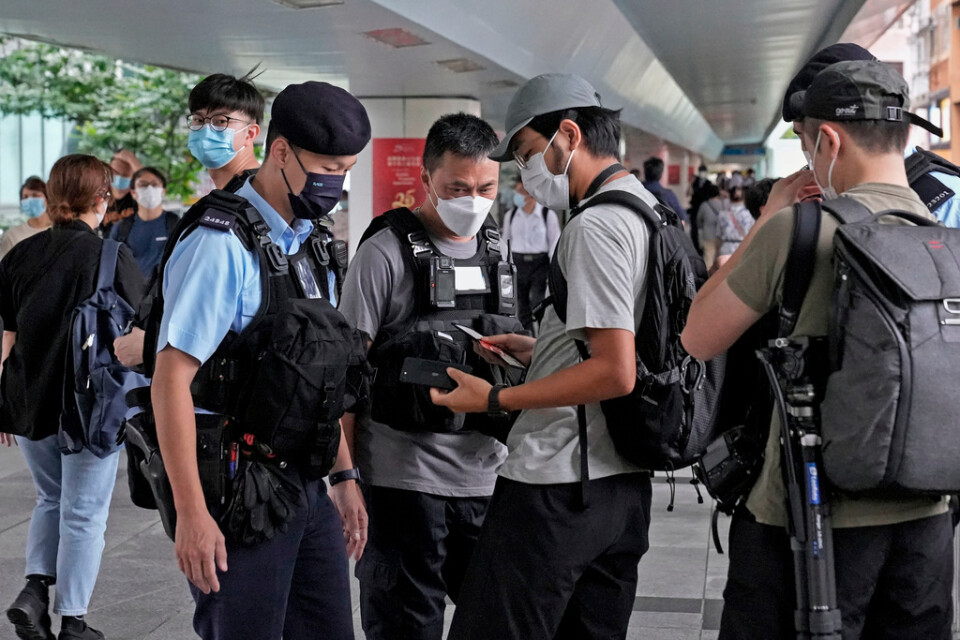 Polis i Hongkong stoppar journalister för att kontroll inför regionalt regeringsbyte i somras. Arkivbild.
