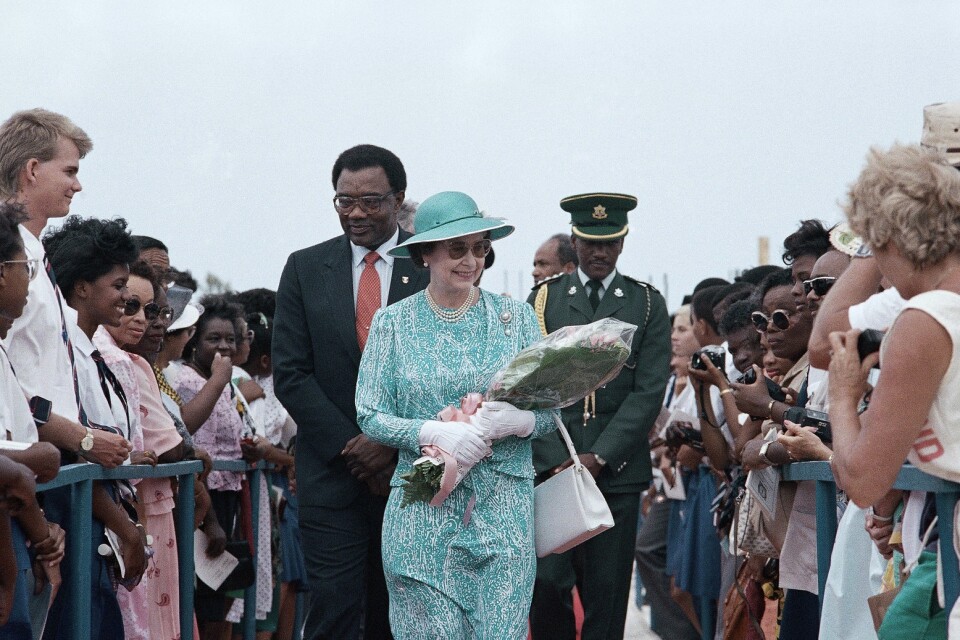 Elizabeth II under ett sällsynt besök i Barbados 1989. Nu kan hon förlora sin titel som öns drottning när den karibiska nationen vill bli republik. Arkivbild.