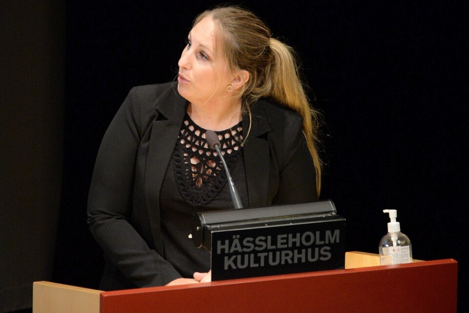 Hanna Nilsson (SD) i talarstolen vid Hässleholms kommunfullmäktige i augusti 2021.