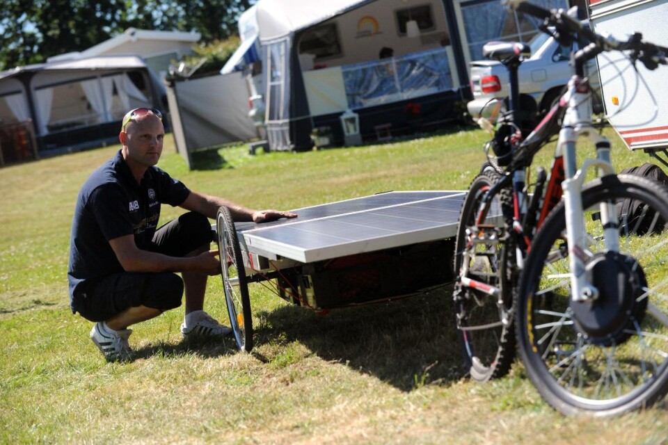 Mattias Rubin och hans cykel som har fått extra kraft med hjälp av solceller.