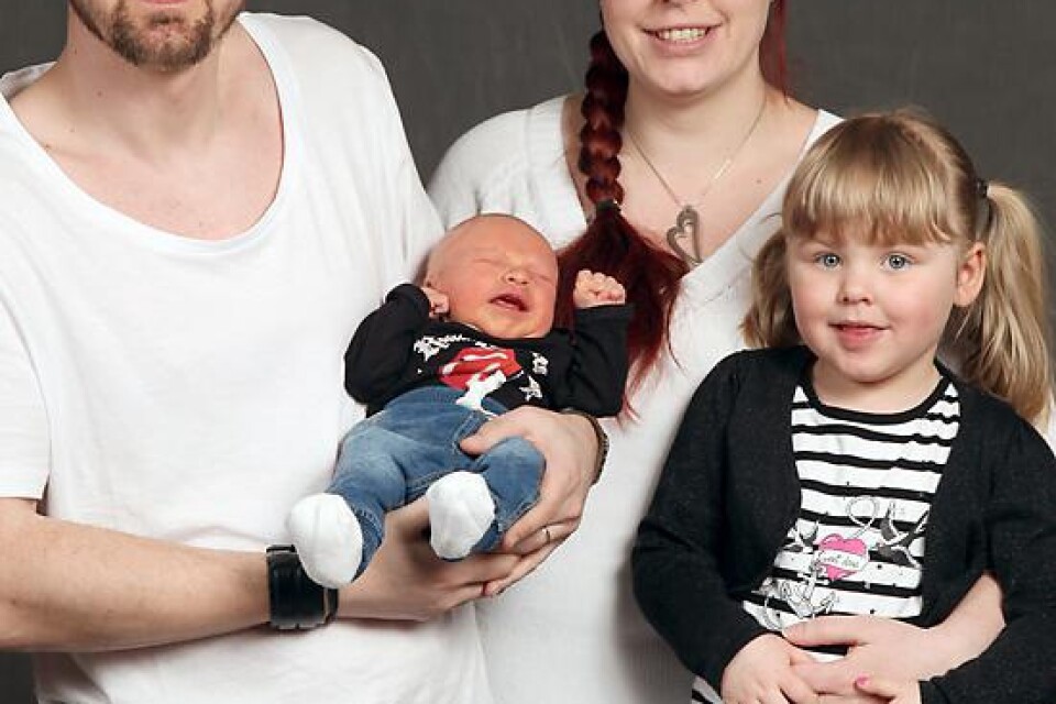 Petra Bernbo och Jonas Olsson, Tving, fick den 19 mars en son Elliot som vägde 3 200 g och var 50 cm. Syskon Matilda, Calle, Alex och Filip.