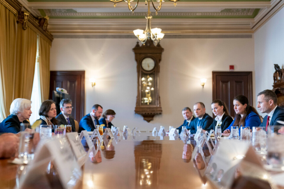 USA:s finansminister Janet Yellen till vänster, mitt emot sin ukrainske motsvarighet, Serhij Martjenko.