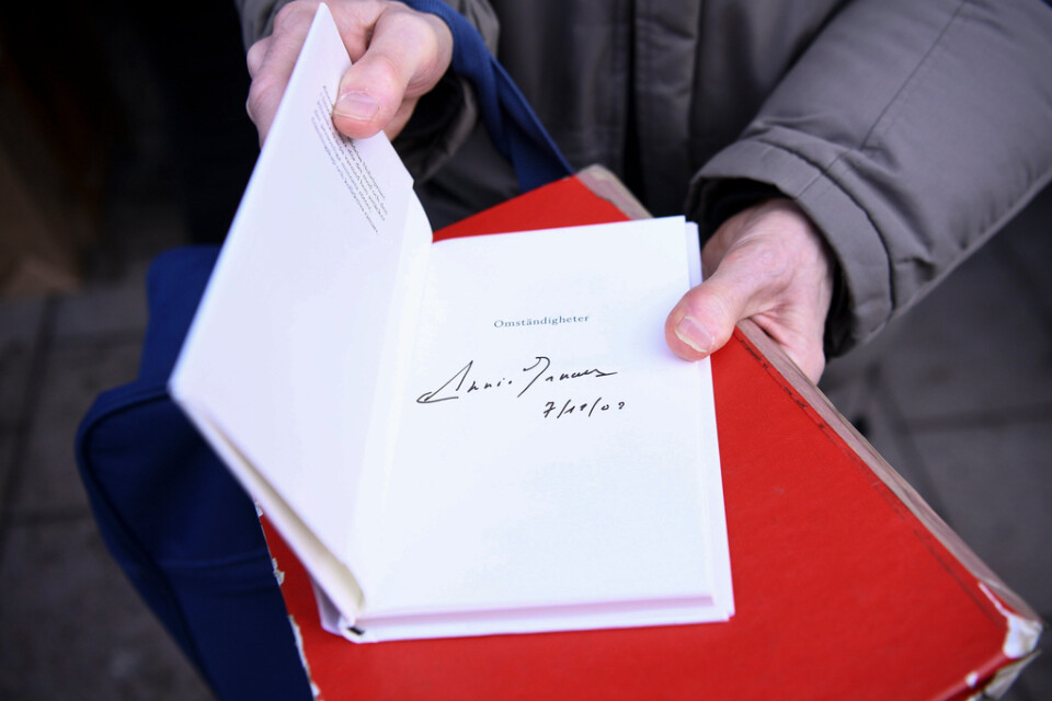 En av böckerna som litteraturpristagaren Annie Ernaux signerat på Söderbokhandeln i Stockholm.
