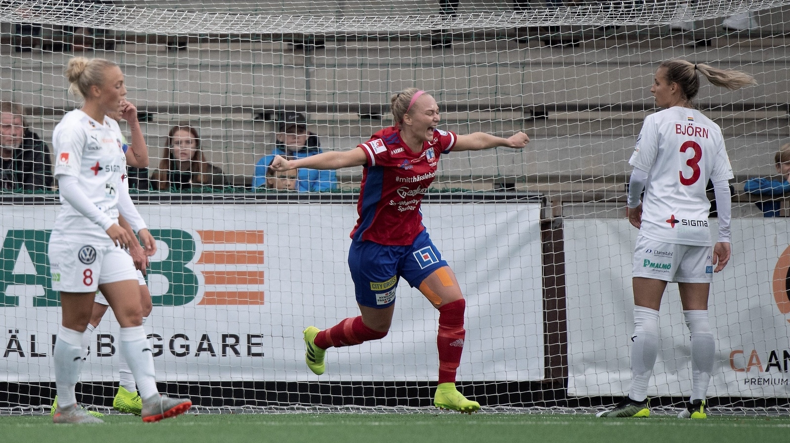 Mittbacken Alexandra Benediktsson jublar efter kvitteringen till 1-1 på Malmö IP. Foto: TT