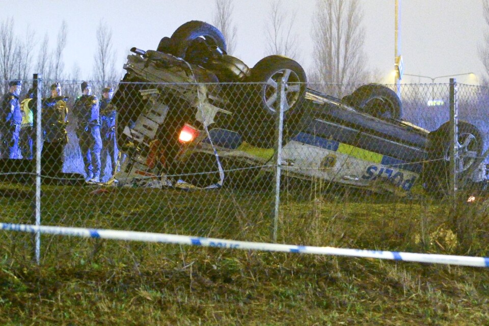 En polisbil har voltat under en biljakt i Malmö på tisdagskvällen. En polis avled av sina skador.