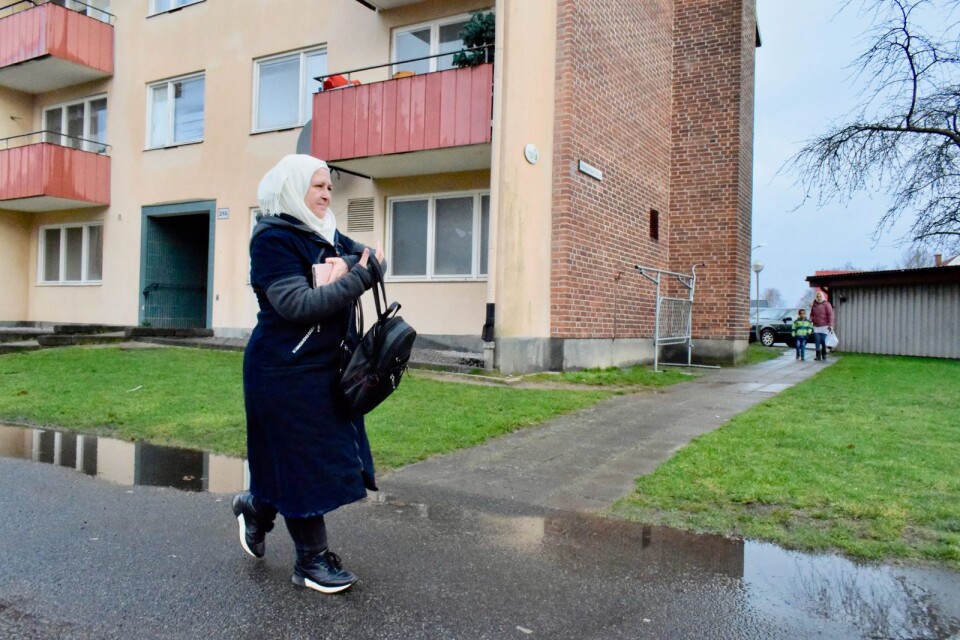 Every day Hafiza  Kadour from Hanaskog commutes by bus and train to her studies in Eslöv.