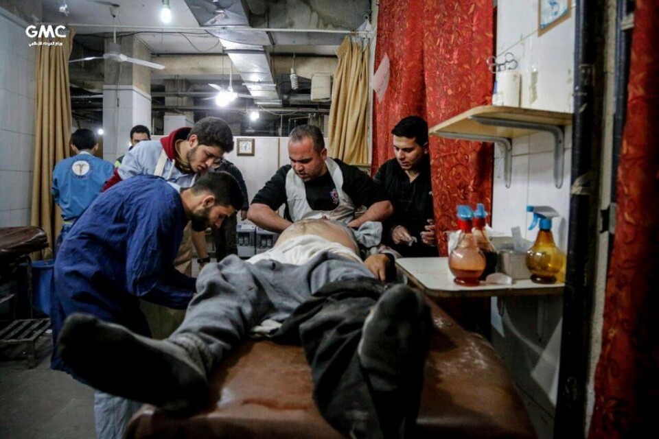Minst sju sjukhus har bombats och hundratals människor har dödats och skadats i de värsta bombningarna av syriska östra Ghouta på flera år. "Stoppa blodbadet innan det är för sent", skriver en boende i området till TT. Raketer och granater regnar över d