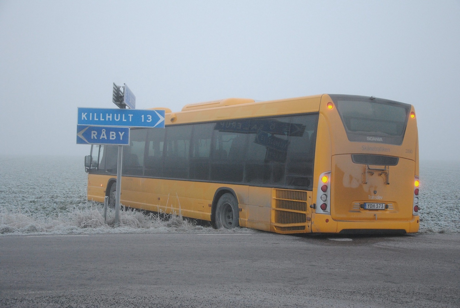 Bussen mellan Önneköp och Hörby på busslinje 471 for av vägen på torsdagsmorgonen. Det var blixthalka på platsen och föraren fick inte stopp på bussen i en korsning utan den fortsatte bara rakt över vägen och ut på en åker. Foto: Jonas Karlsson