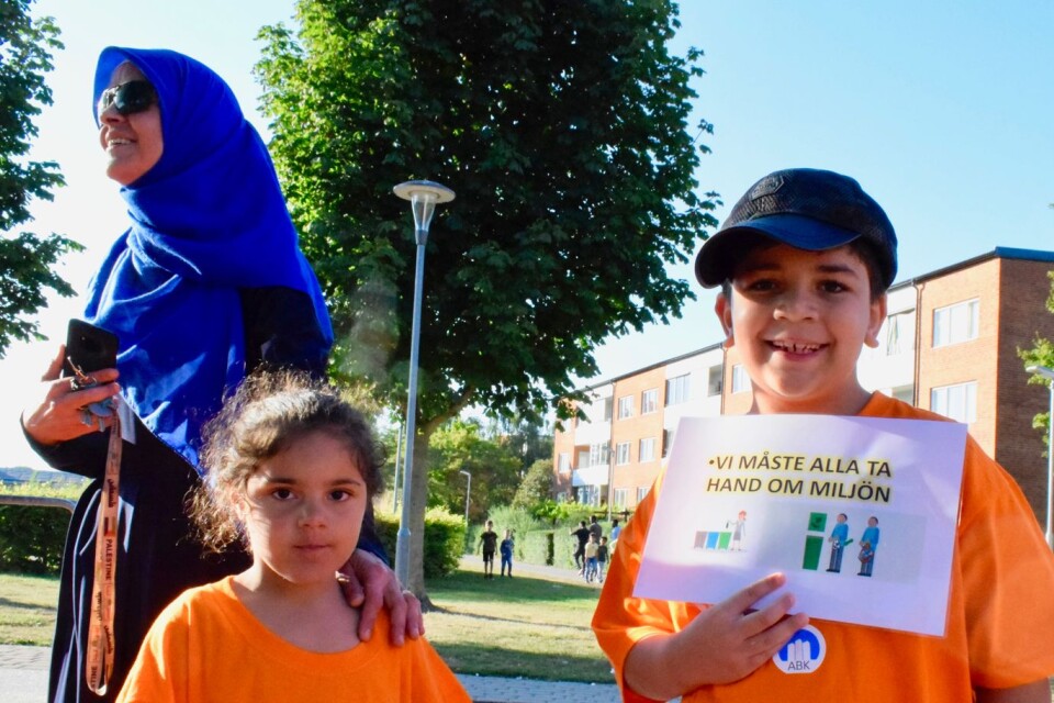 Städning på Gamlegården. Amal Ahmed med barnen Selma fyra år och Mohammed Hussein hjälper till.