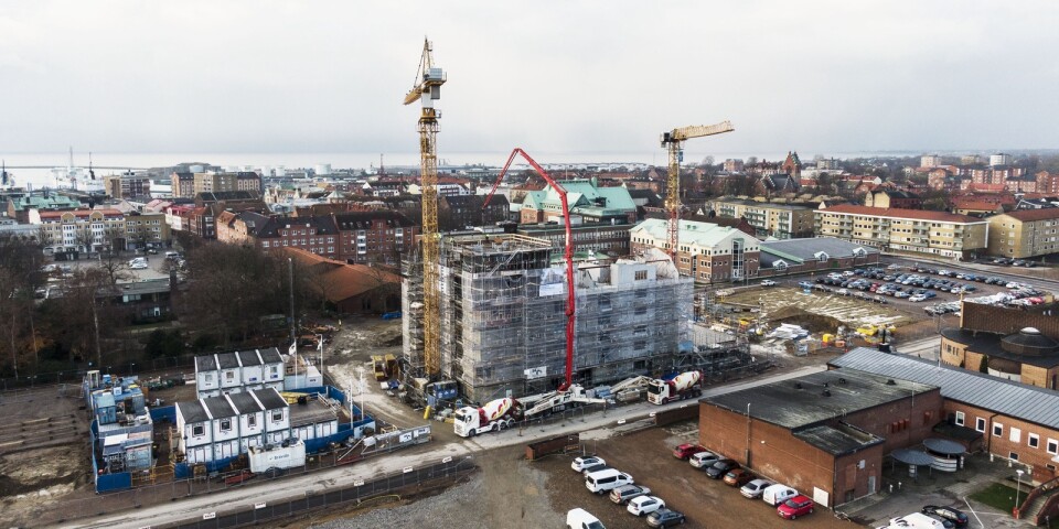 Byggkranarna på övre vittnar om den stora utbyggnad som pågår på den tidigare knutpunkten för busstrafiken i Trelleborg.