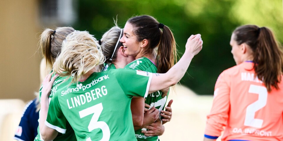Madeleine Tegström firas efter att ha gjort mål för Hammarby i damallsvenskan 2018. I år spelar den spelskickliga mittfältaren för Husqvarna FF i ettan.