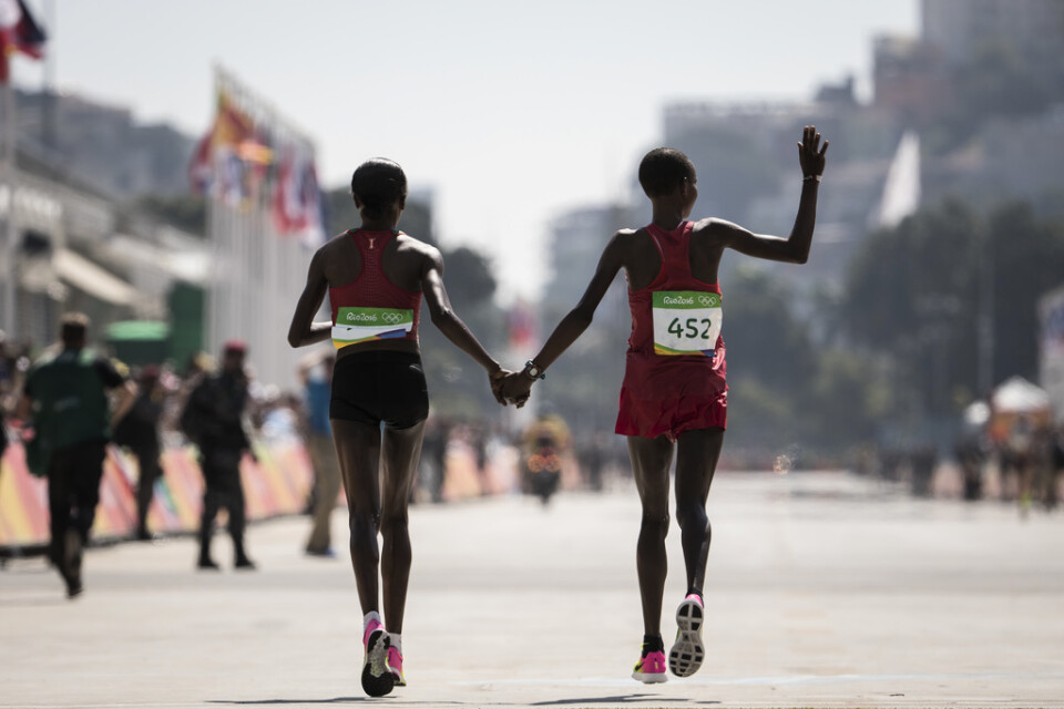 Guldmedaljören Jelagat Sumgong och silvermedaljören Eunice Kirwa efter maratonloppet i OS i Rio. Nu är den förstnämnda dömd för bloddopning – och den sistnämnda har åkt fast för samma substans. Arkivbild.