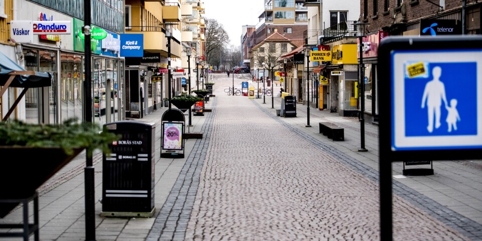 Under lördagseftermiddagen går ett pridetåg genom centrala Borås.