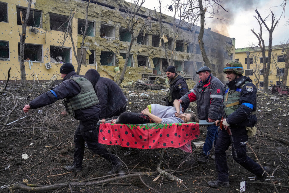 Ett av Rysslands många krigsbrott i Ukraina. Ett mödravårdssjukhus i Mariupol bombades den 9 mars förra året. Arkivbild.