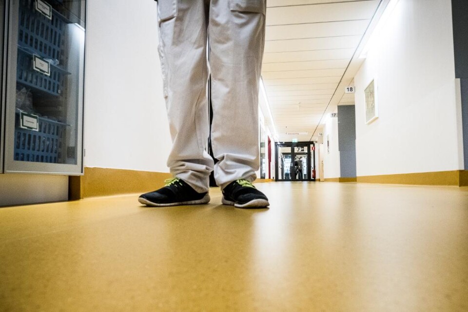 En hyrläkare som senast arbetat i Trollhättan kan förlora sin legitimation efter en granskning av Inspektionen för vård och omsorg (Ivo). Enligt Ivos utredning har runt 40 patienter drabbats av brister i läkarens hantering. Han har orsakat fem lex Mari