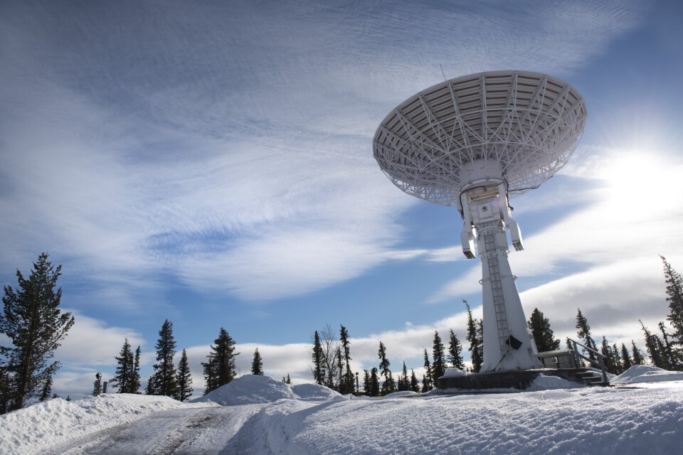 En antenn riktad mot rymden på den svenska rymdbasen Esrange. Arkivbild