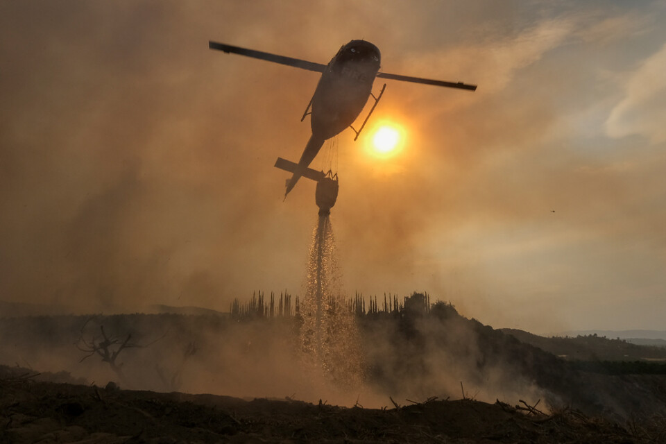 En helikopter dumpar vatten över Fairviewbranden på torsdagen.