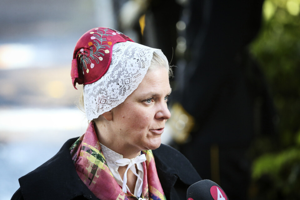 Finansminister Magdalena Andersson (S) anländer i folkdräkt till riksdagshuset.