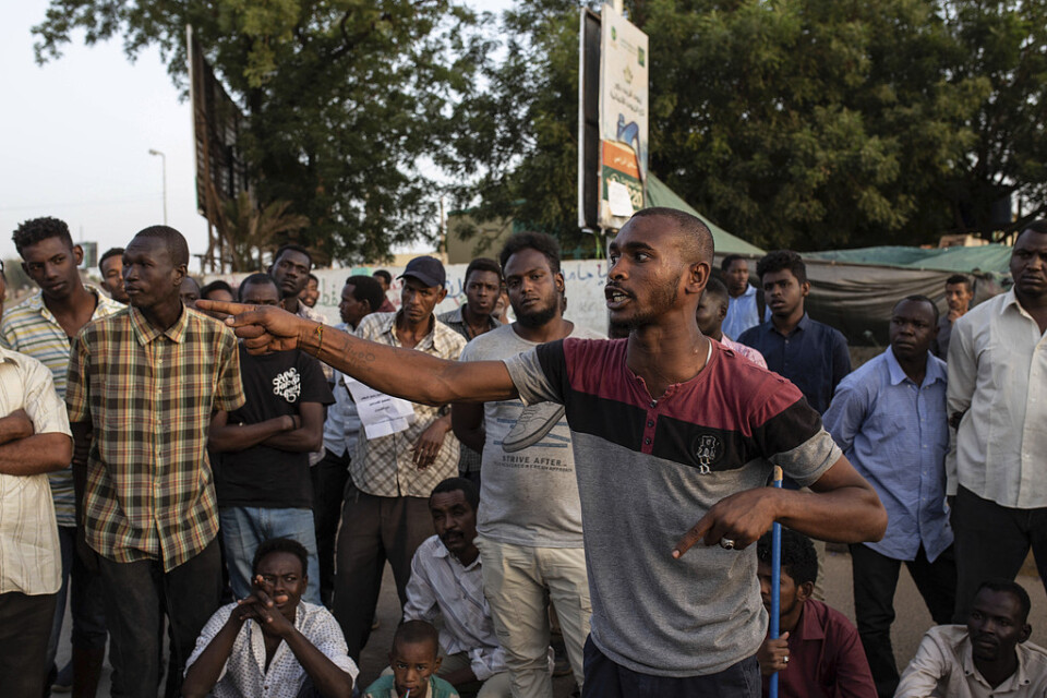 En demonstrant håller tal vid sittstrejken utanför militärhögkvarteret i Sudans huvudstad Khartum tidigare i veckan.