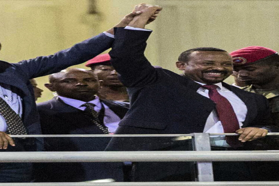 Eritreas diktator Isaias Afwerki, tvåa från vänster, håller hand med Etiopiens premiärminister Abiy Ahmed, när fredsavtalet ingicks i juli i fjol. Arkivbild.