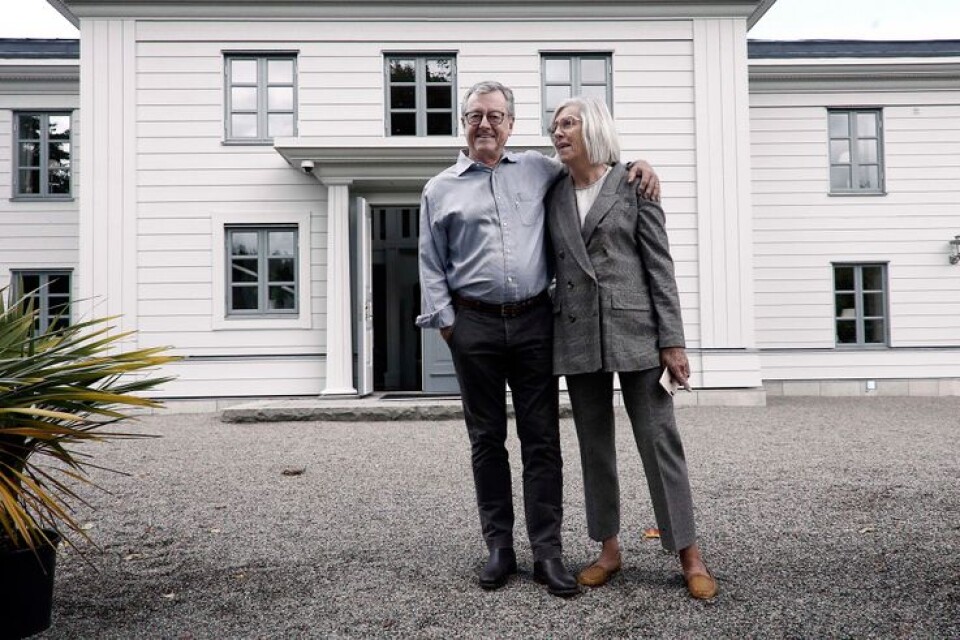 Jörgen och Annette Appelqvist framför deras hem Rölle gård vid Sparsör. De är idag minoritetsägare i bolaget de grundade.