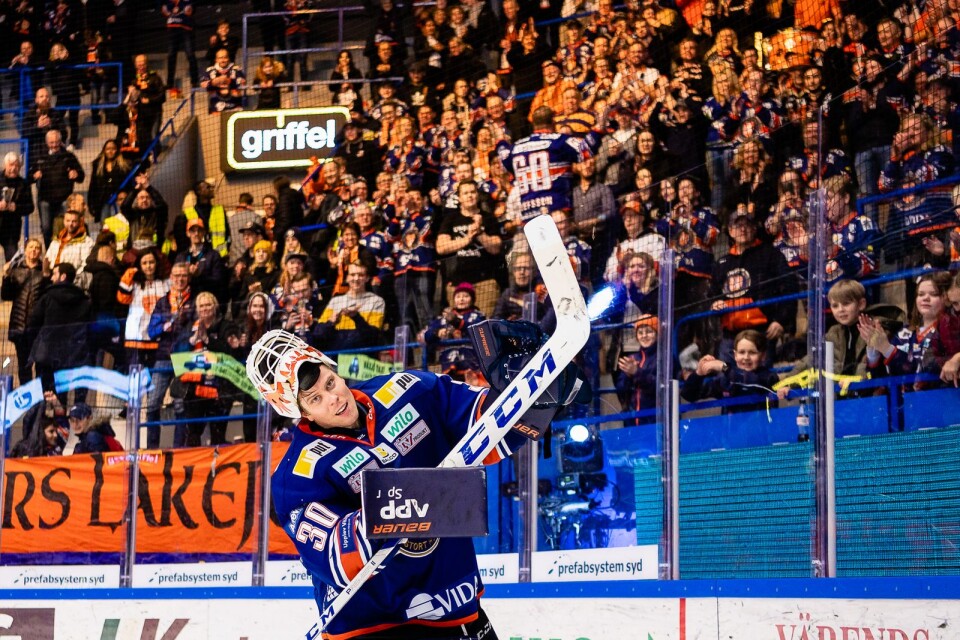Viktor Fasth jublar framför fansen efter ishockeymatchen i SHL mellan Växjö och Frölunda den 5 februari 2020 i Växjö.