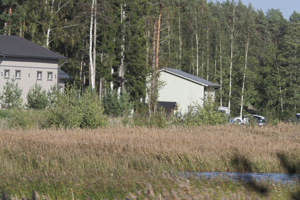 Husrannsakningar som här i Ybbersnäs, Pargas i Finland hänger samma med den stora polisoperationen i Åbolands skärgård.