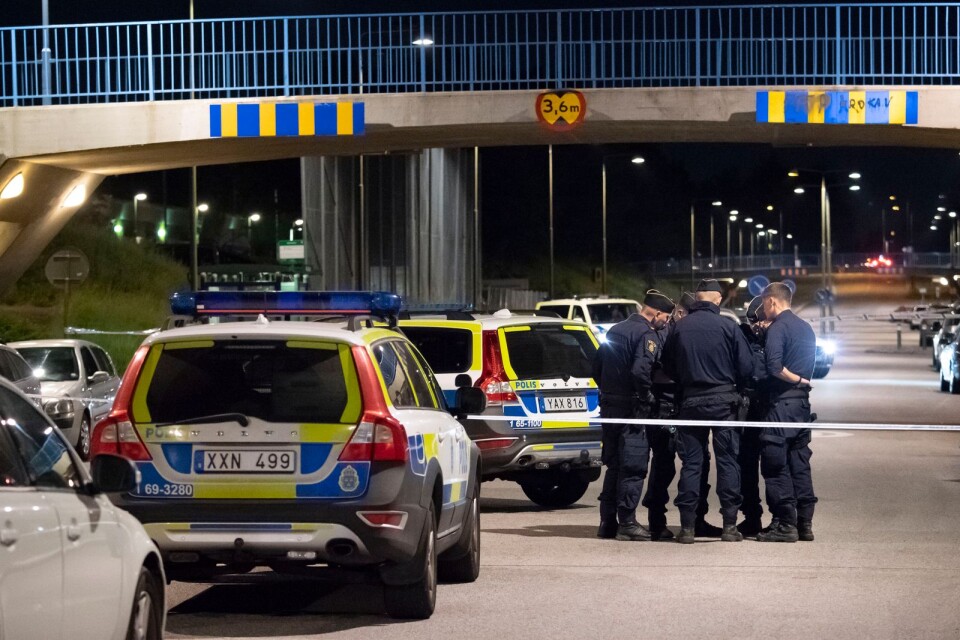 Polis på plats på Hyllievångsvägen på Kroksbäck i Malmö.