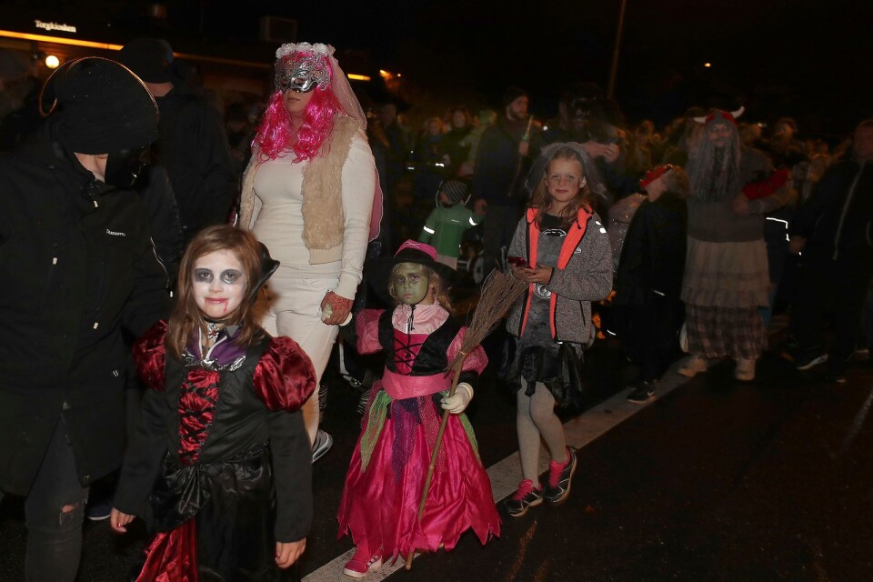 Fler än 300 barn och minst lika många vuxna tågade gatan fram när det på torsdagskvällen blivit dags för den årliga spökparaden.