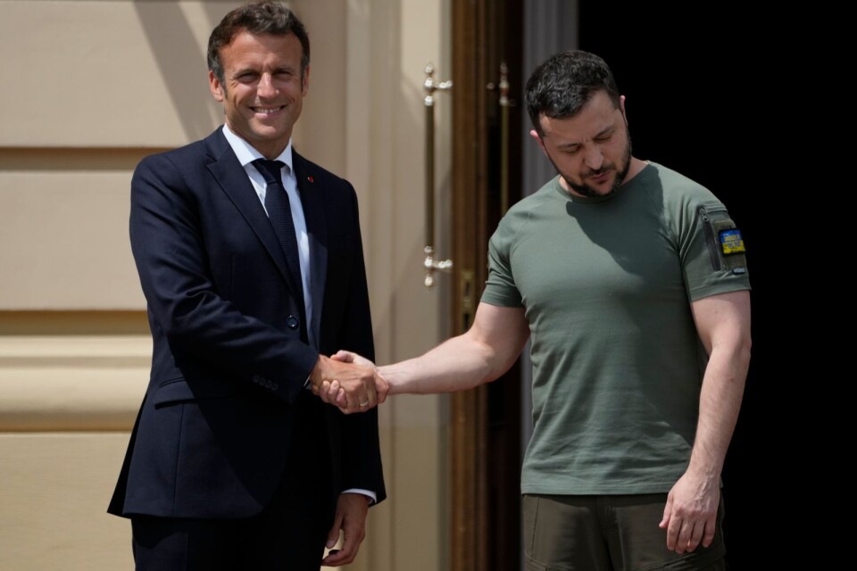 Frankrikes president Emmanuel Macron skakar hand med Ukrainas president Volodymyr Zelenskyj under ett besök i Kiev, Ukraina i förra veckan.