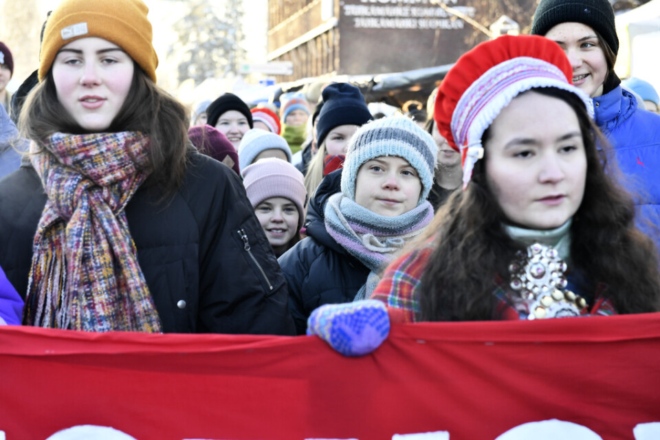 Klimataktivisten Greta Thunberg under fredagens klimatmarsch genom Jokkmokk marknad tillsammans med samiska barn och ungdomar.